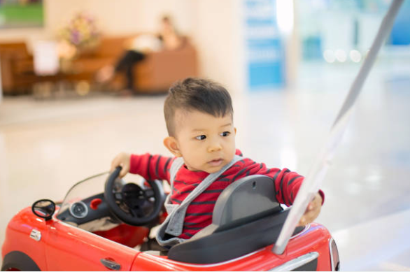 Peu D'âge Préscolaire Enfant Garçon De Conduire Grosse Voiture