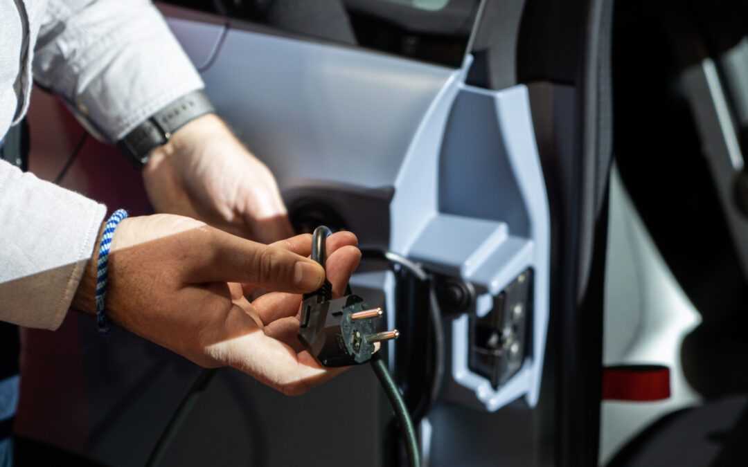 Combien de kilomètres peut parcourir une voiture sans permis électrique avant de devoir être rechargée ?